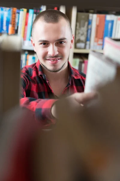 Casual man op bibliotheek — Stockfoto