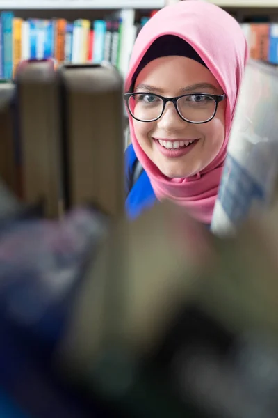 Wanita Muslim dengan buku — Stok Foto