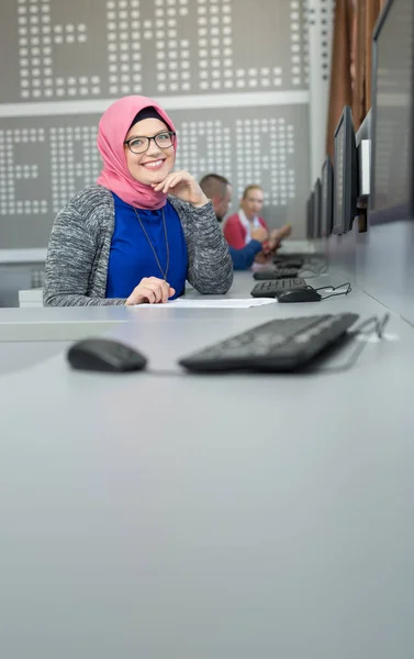 팀에서 작업 하는 아랍어 비즈니스 우먼 — 스톡 사진