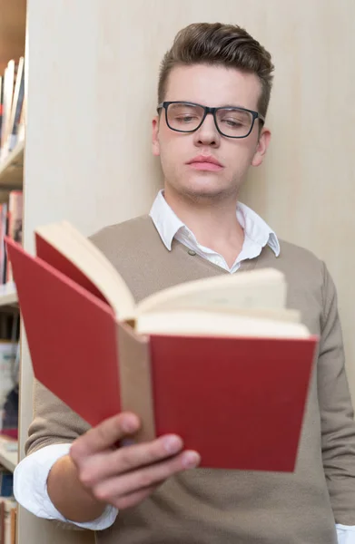 Νεαρός άνδρας της βιβλιοθήκης — Φωτογραφία Αρχείου