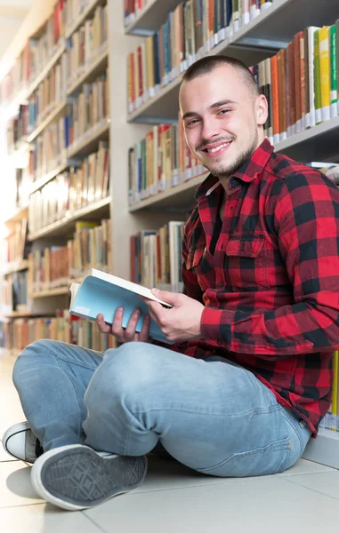 Student przygotowuje się do egzaminu w bibliotece — Zdjęcie stockowe