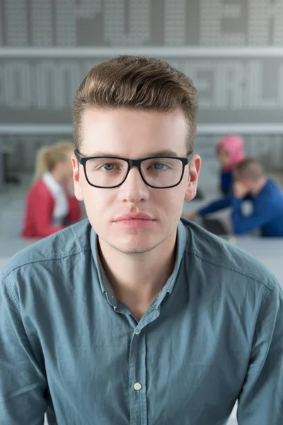 Retrato de joven empresario confiado —  Fotos de Stock