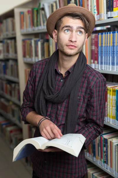 Ung student läsa bok — Stockfoto