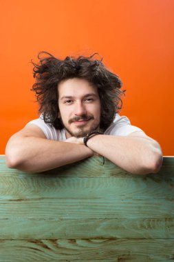 yakışıklı komik sakallı adam