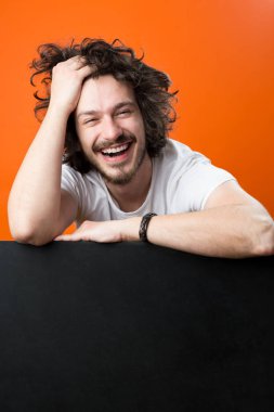 Komik saçlı yakışıklı adam