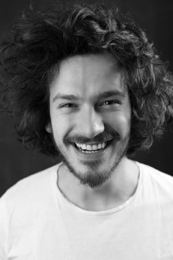 Genç sakallı adamın portresi.