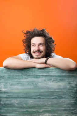 komik genç sakallı adam