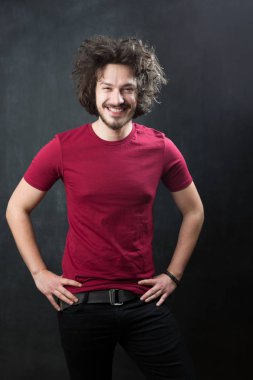 Komik saçlı genç adam