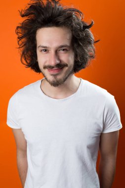 Komik saçlı sakallı adam
