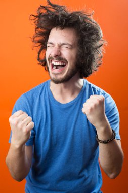 Yakışıklı genç adam.