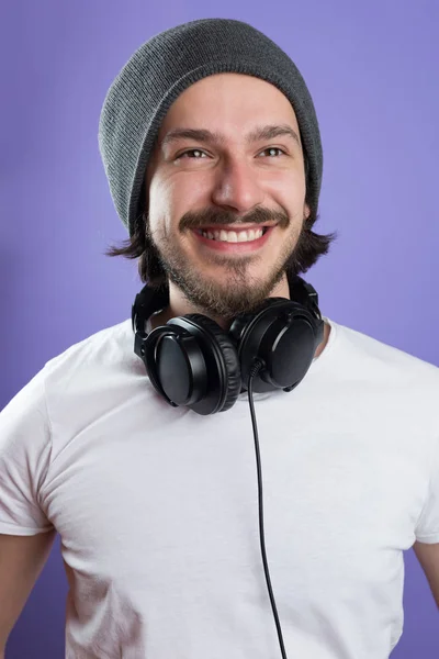 Man in hat met oortelefoon — Stockfoto