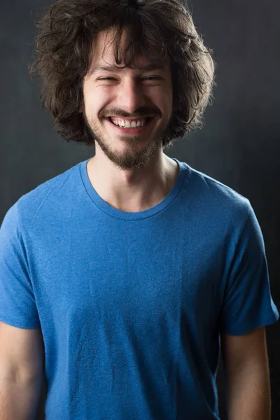 Jovem com cabelo engraçado — Fotografia de Stock