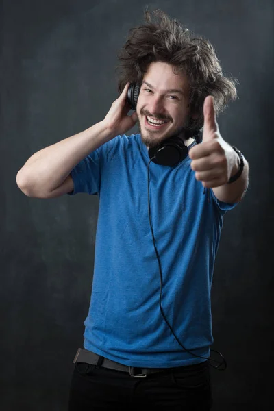 Homme portant des écouteurs — Photo