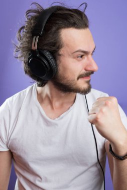 kulaklık ile sakallı adam