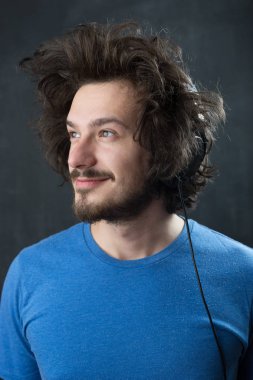 Kulaklık takan adam.