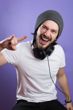 şapkalı sakallı adam