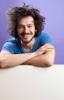 Yakışıklı sakallı adam.