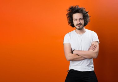 Sakallı yakışıklı genç