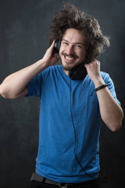 Kulaklık takan adam.