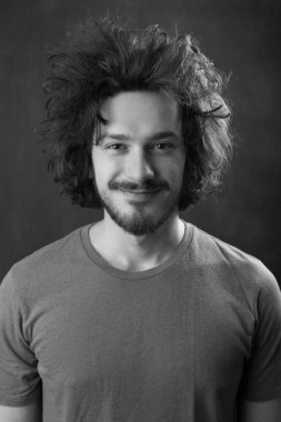 Komik saçlı sakallı adam