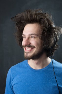 Kulaklık takan adam.