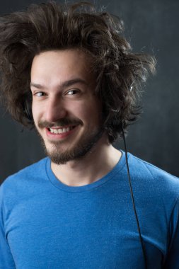 Kulaklık takan adam.