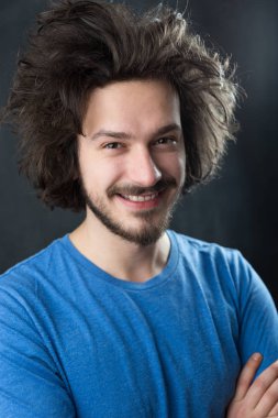 Sakallı yakışıklı genç