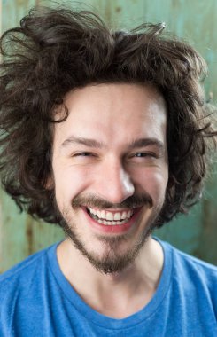 Komik saçlı genç adam