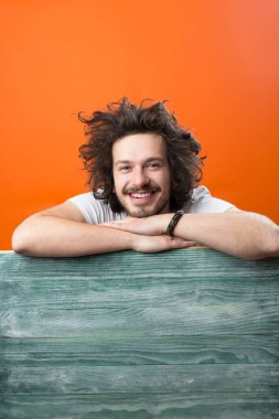 mutlu genç sakallı adam