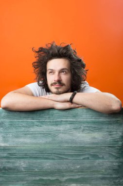 mutlu genç sakallı adam