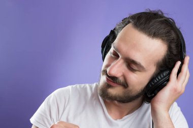 kulaklık ile sakallı adam 