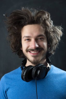 Kulaklık takan adam.