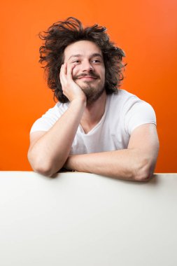 mutlu genç sakallı adam