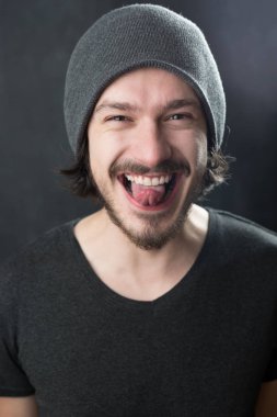  Yakışıklı sakallı adam.