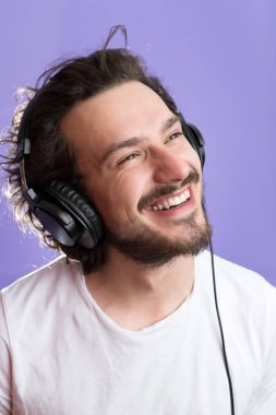 kulaklık ile sakallı adam 