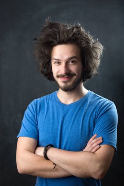 Sakallı yakışıklı genç