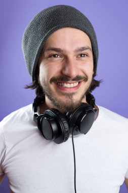 kulaklık ile şapkalı adam