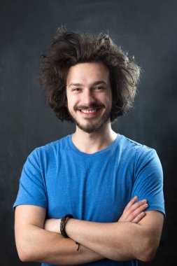 Sakallı yakışıklı genç