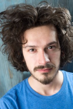 yakışıklı bir adam portresi