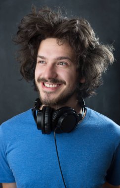 Kulaklık takan adam.