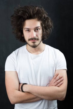 Sakallı yakışıklı genç