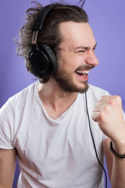 kulaklık ile sakallı adam 