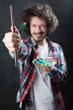 Genç sakallı sanatçı