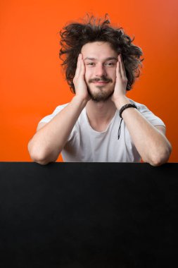 Yakışıklı sakallı adam.