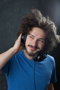 Kulaklık takan adam.