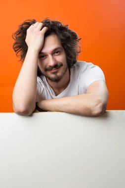 Komik saçlı sakallı adam