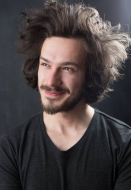  Yakışıklı sakallı adam.