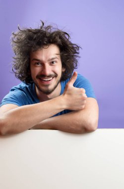 Yakışıklı sakallı adam.