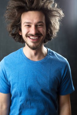 Komik saçlı genç adam