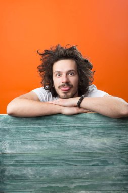 mutlu genç sakallı adam